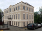 Фасад решен в стиле классицизм. В задачу входило увеличть высоту этажей и надстроить мансардный этаж